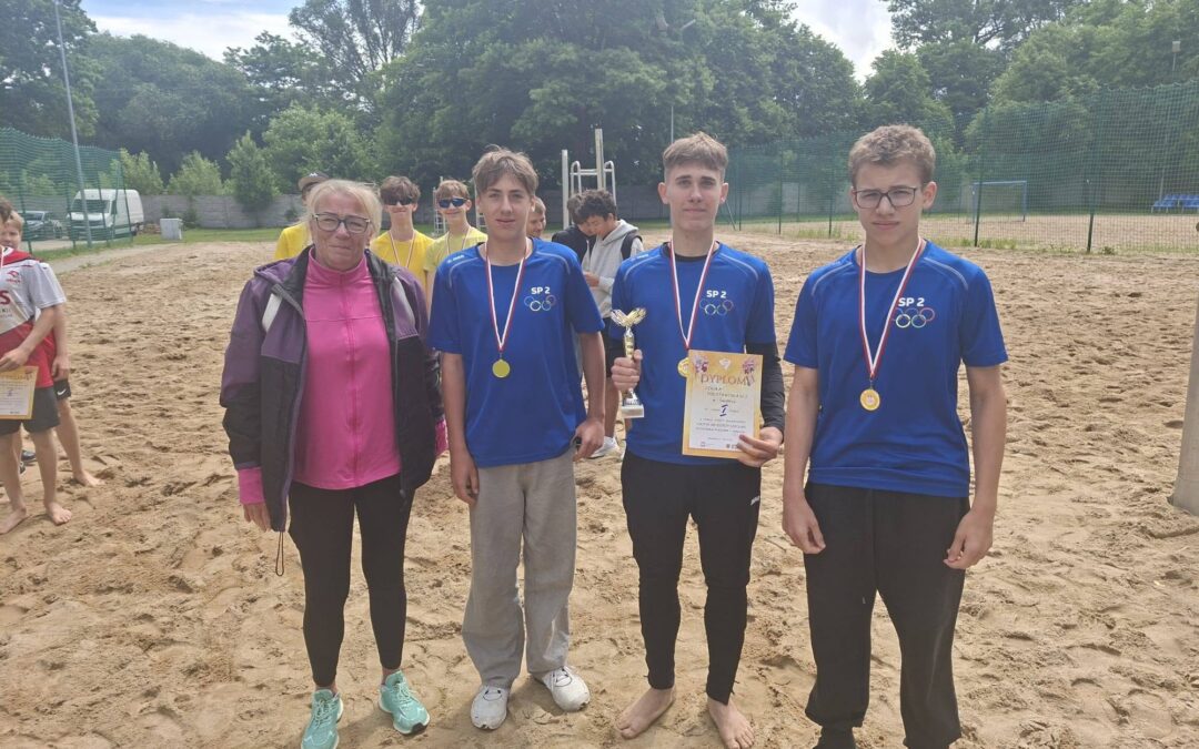 Sukces w piłce plażowej chłopców kl. 7 i 8